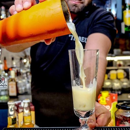 Tebeu Coffe And Bar Bed & Breakfast Vlorë Екстериор снимка