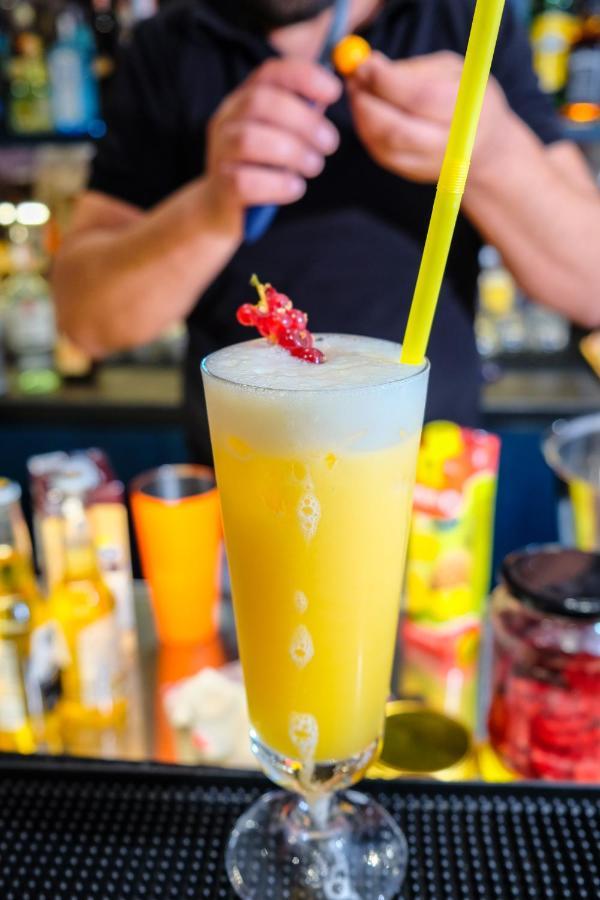 Tebeu Coffe And Bar Bed & Breakfast Vlorë Екстериор снимка