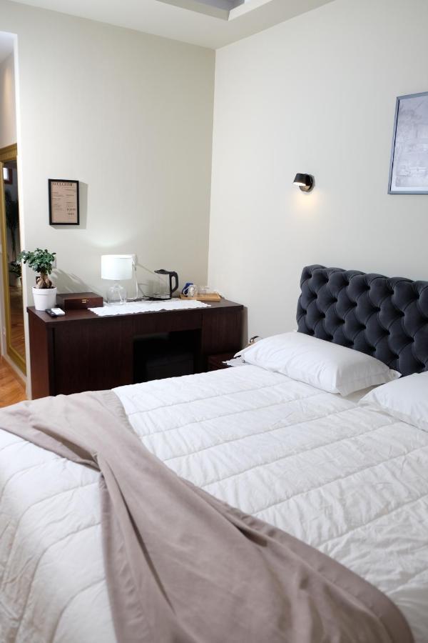 Tebeu Coffe And Bar Bed & Breakfast Vlorë Екстериор снимка