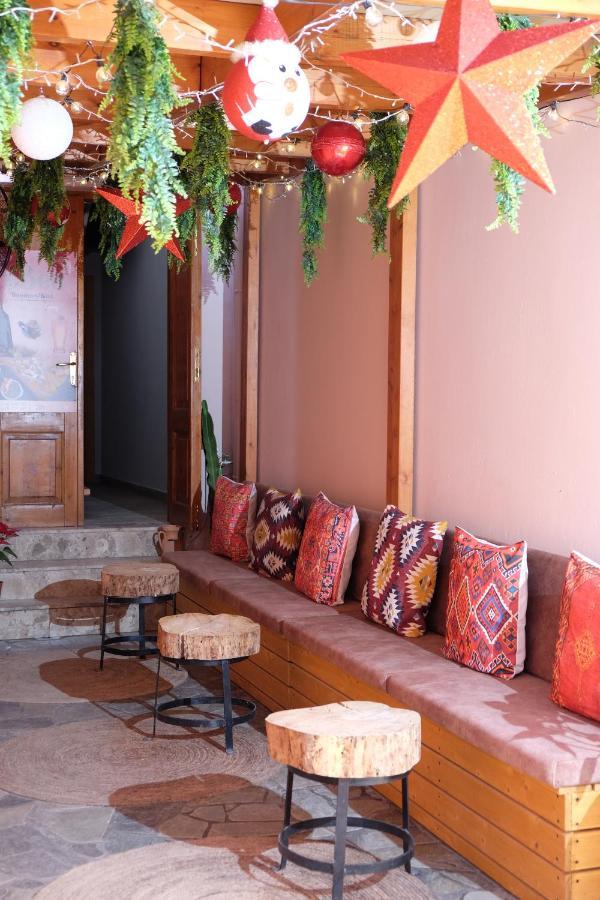 Tebeu Coffe And Bar Bed & Breakfast Vlorë Екстериор снимка